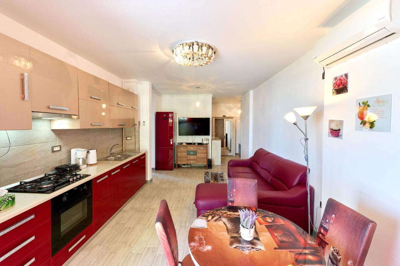 Glamour Red Apartment 22 In Spa Pool Resort Mamaia Dış mekan fotoğraf